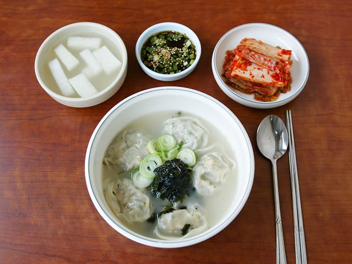 饺子
蒸饺或饺子汤再搭配些小菜就能饱饱一顿
100g:104kcal / 1人份:480kcal