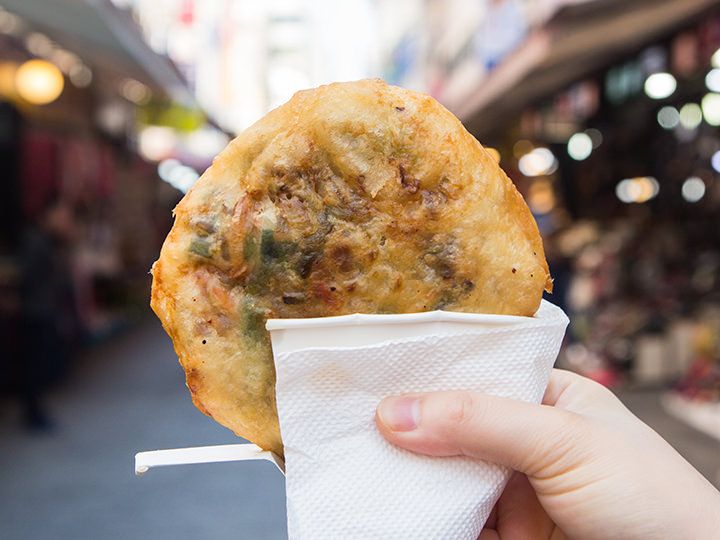 甜饼
加入肉桂的黑糖混合上面粉,寒冷的冬天咬一口幸福满满
100g:288kcal / 1人份:288kcal