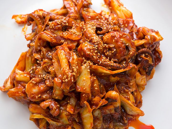 辣炒鱿鱼/章鱼
鱿鱼/章鱼混合着蔬菜,辣辣的酱汁让人垂涎欲滴
100g:93kcal / 1人份:186kcal