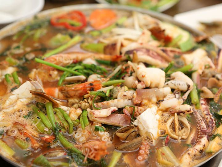 海鲜汤
各种鲜美的海鲜咕噜咕噜煮成一锅
100g:60kcal / 1人份:360kcal