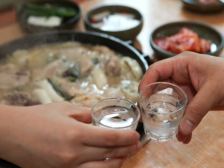 烧酒
韩国最常见的酒,口感柔和、味略甘甜
100g:125kcal / 1人份:630kcal