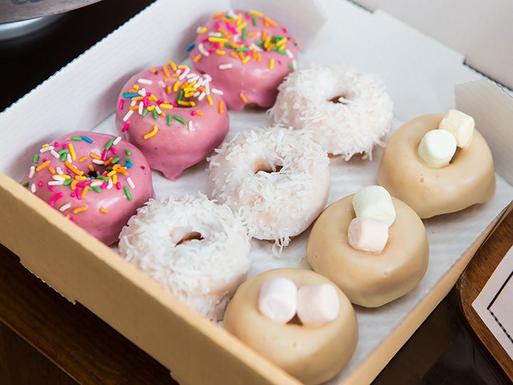 甜甜圈
早上吃些高热量,一整天保持能量
做起来方便美味,且易携带
1个:224kcal