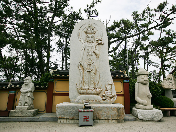 观世音旁边的是济州岛的代表性石像!?