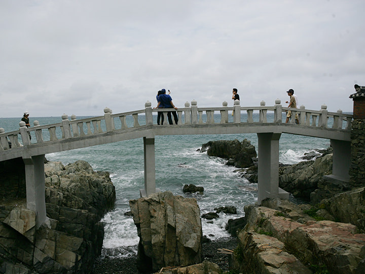 有的人会站在桥上投币