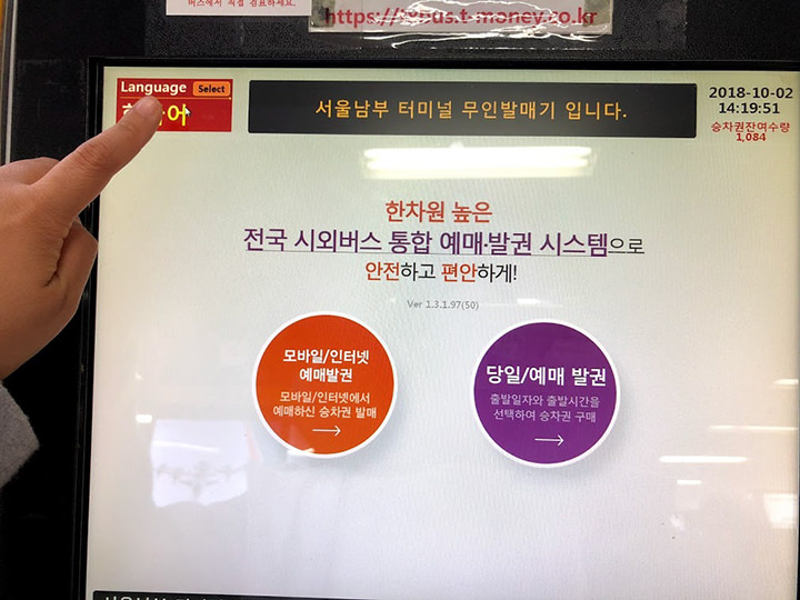 左上角可选择语言