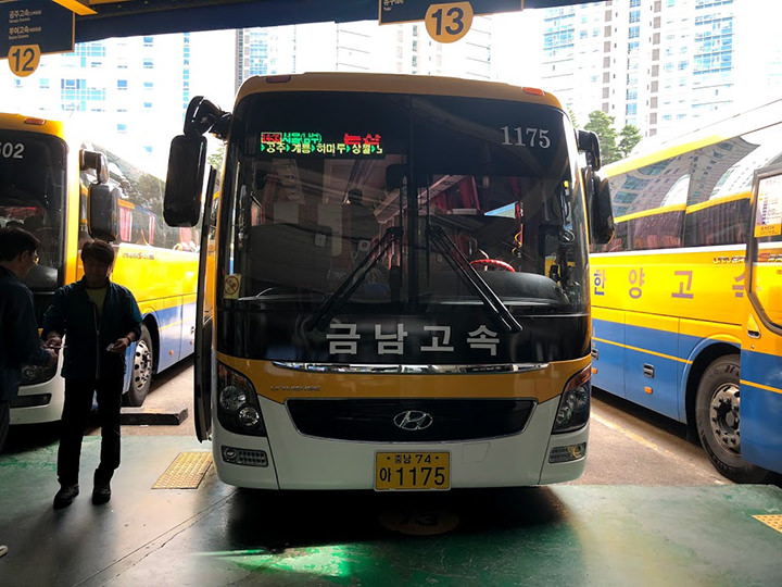 大巴正面标有发车时间,目的地,途径地等信息