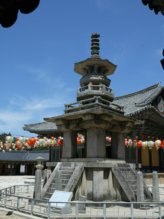 韩国景点 景点列表 佛国寺多宝塔的四周均设有石阶,由四角,八角,圆形