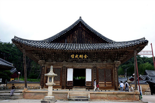 可看到位于里侧正中的窗子