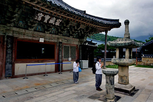 从殿外看到的窗子样子