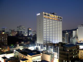 建筑上层的“首尔明洞索拉利亚西铁酒店”