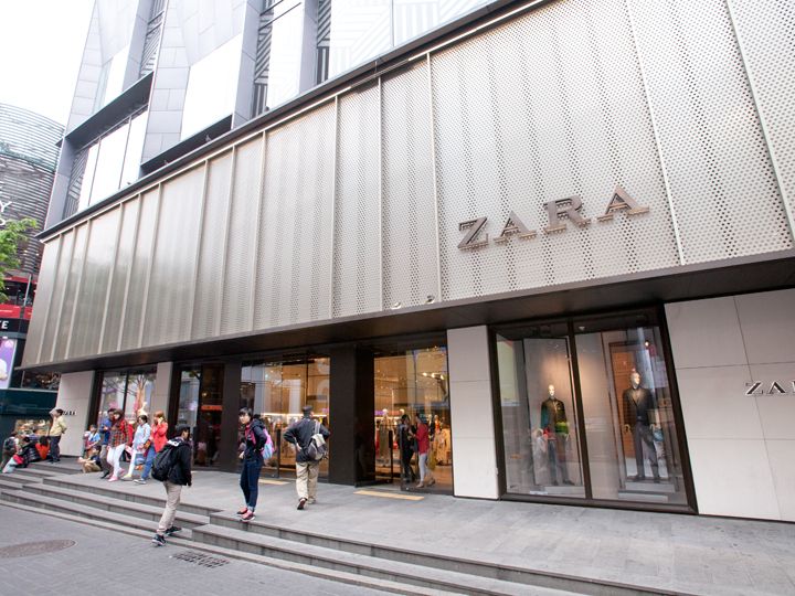 在建筑物的左边有ZARA的专用入口