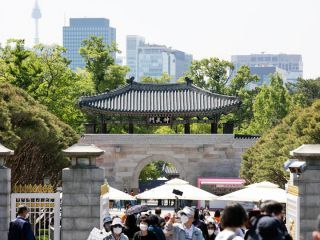 正门外能看到对面景福宫的神武门