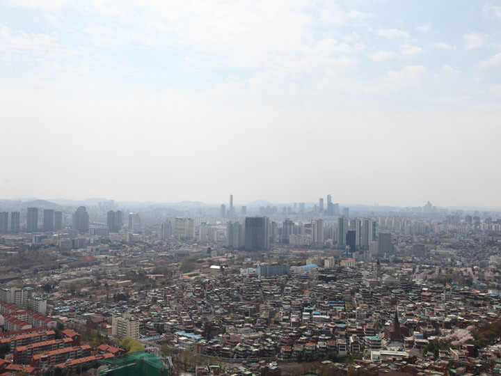 位于“南山公园”的“N首尔塔”的南面的展望台虽然也是观看的良好地点,但是人气太过火爆,人群混杂。超高人气的“南山缆车”也同样拥挤不堪。