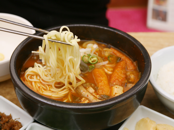 将面条加入碗里