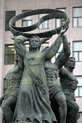 爱国爱民族雕像