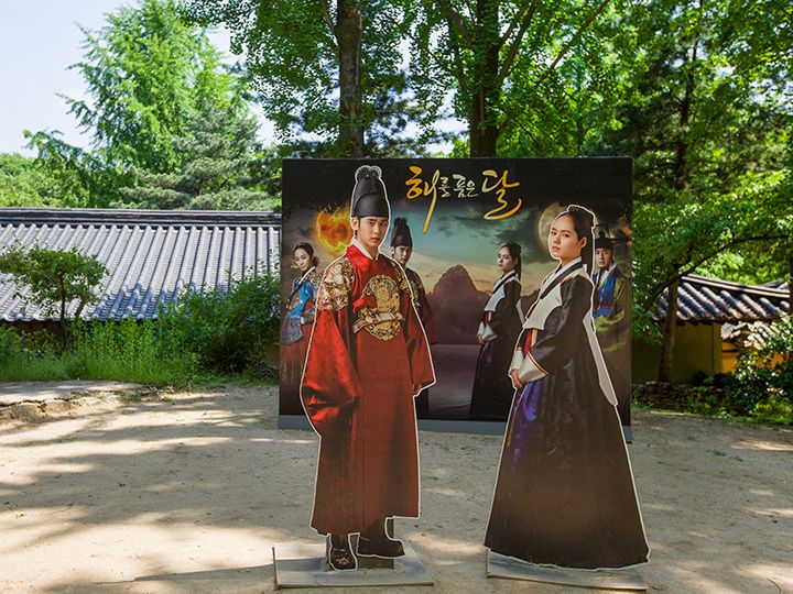 「拥抱太阳的月亮」