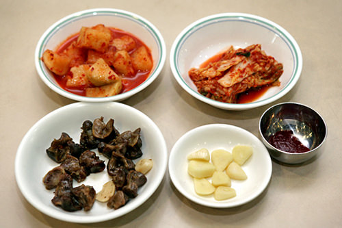 (左上角开始按顺时针方向)萝卜块泡菜、辣白菜、辣椒酱&蒜瓣、鸡胗