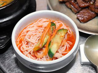 “猪排定食”的核心小菜“辣拌面”