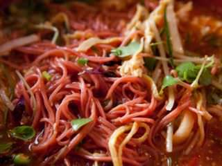 好看又美味的红酸甜鸡肉凉面