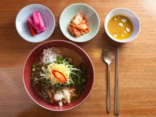 红酸甜鸡肉凉面和小菜