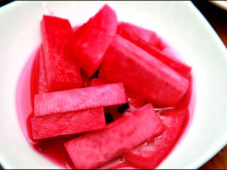 点餐之后，会首先提供手工萝卜腌菜作为开胃菜