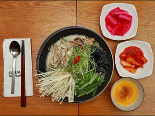 鸡肉温面和小菜