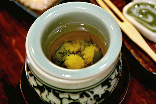 用风干的菊花泡制的菊花茶