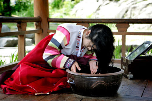 在端午节用菖蒲泡制的水洗头发