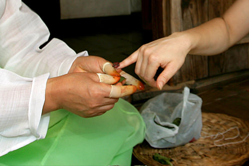 用凤仙花涂染指甲