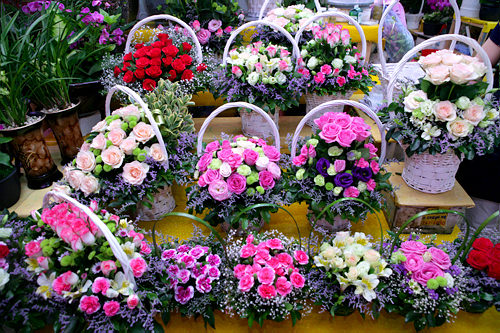 满载鲜花的花篮