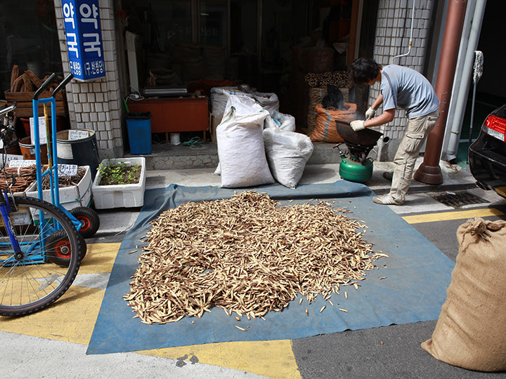 在热锅上炒制药材