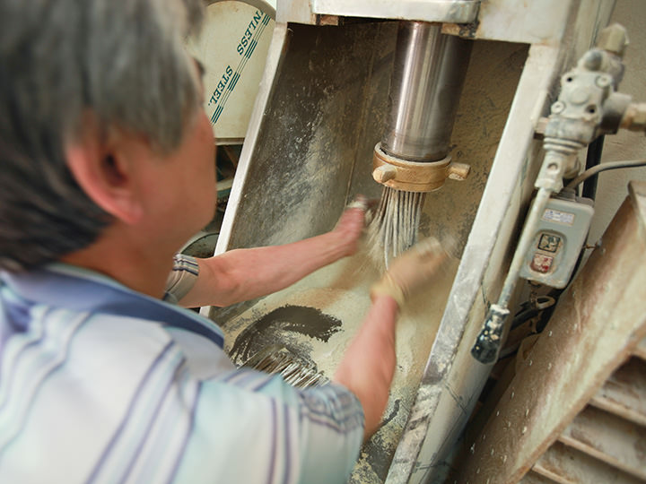 把药材粉末充分搅拌,再放入机器,使它变成细长棒状