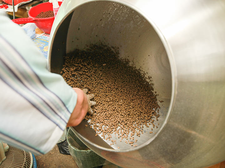 最后,把药丸放在干燥器上烘干,就做好了!