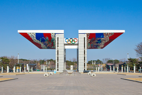 奥林匹克公园标志性建筑物,世界和平之门