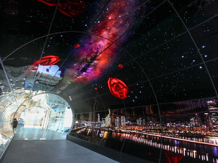 1层入口9米长的OLED隧道