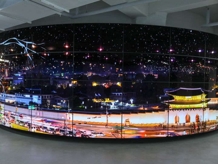 1层内部15米长的弧形OLED媒体墙(景福宫)