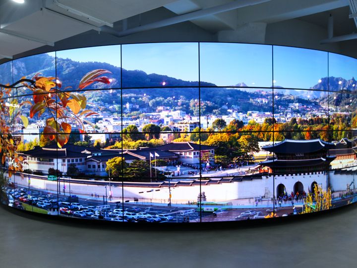 1层内部15米长的弧形OLED媒体墙(光化门)