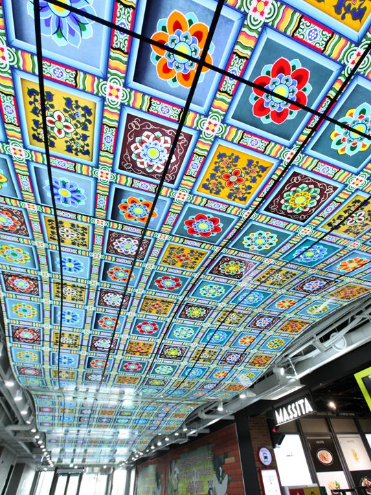 4层内长24米的波浪形OLED隧道