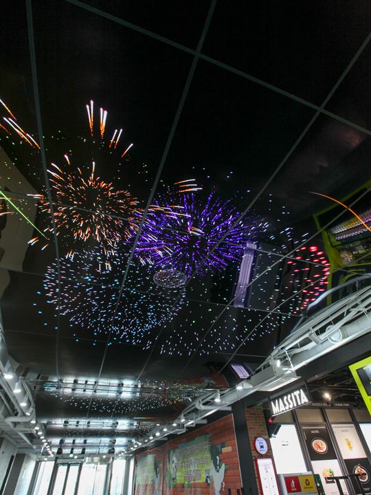 4层内长24米的波浪形OLED隧道