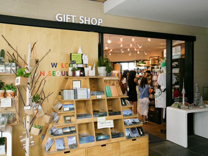 在N首尔塔1层礼品店可以买到爱情锁