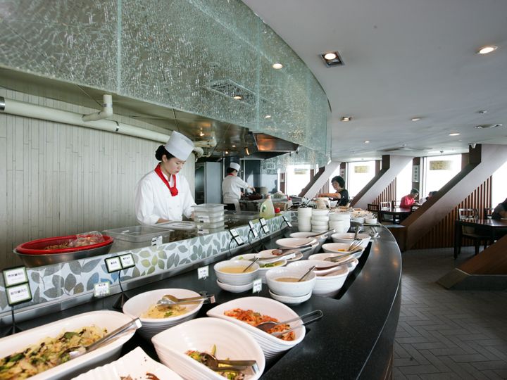 N首尔塔3层
韩式料理「HANCOOK」
洋溢着韩国传统风情的餐厅。大约有30种自助餐和套餐可供选择。观景台入场费也包含在内,非常实惠。