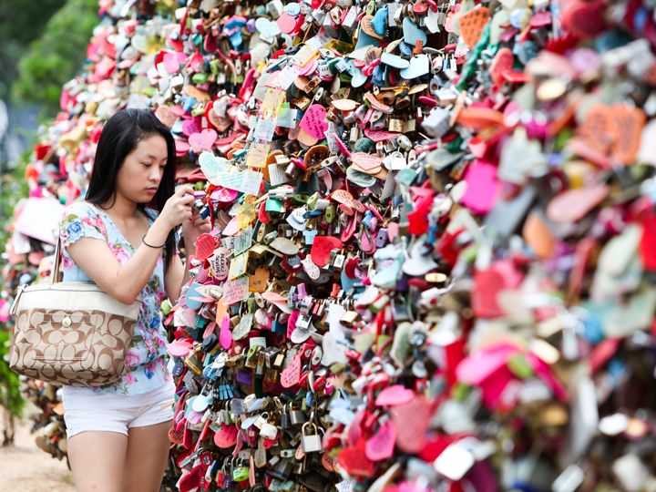 将写有心愿的小锁挂在露台的栅栏上吧