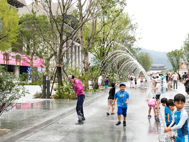 隧道喷泉由77个喷头组成的拱形喷泉为纪念2022年韩国光复77周年而设。