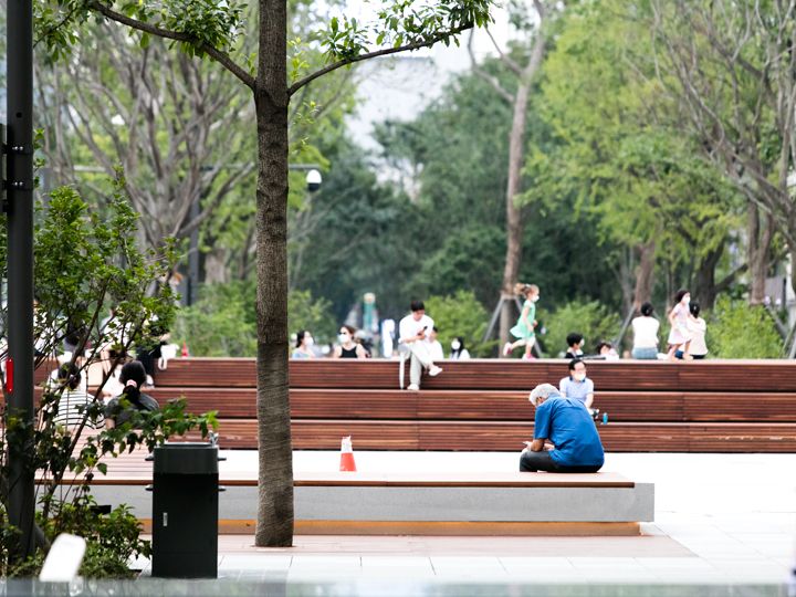 广场上四处可见的休息处