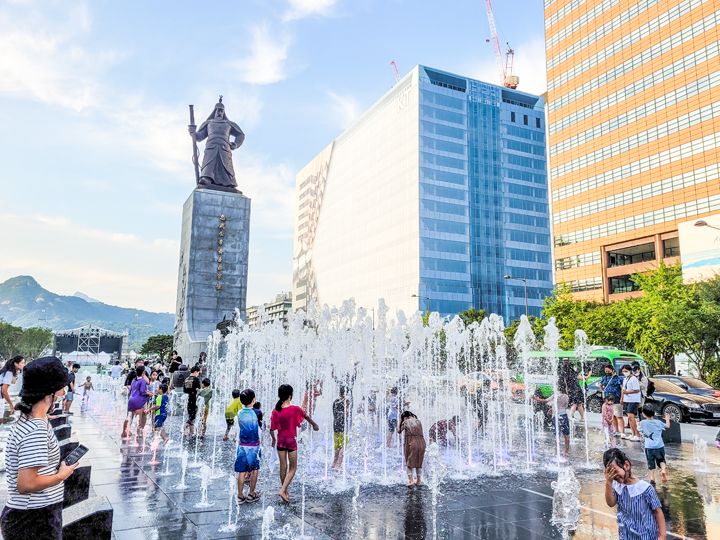 鸣梁喷泉象征忠武公海战的喷泉。通向内侧的133个喷头象征鸣梁大捷击退的133艘倭船,外侧喷泉则象征闲山岛大捷中李舜臣将军布下的鹤翼陈战法。