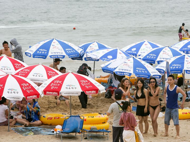 遮阳伞与沙滩床