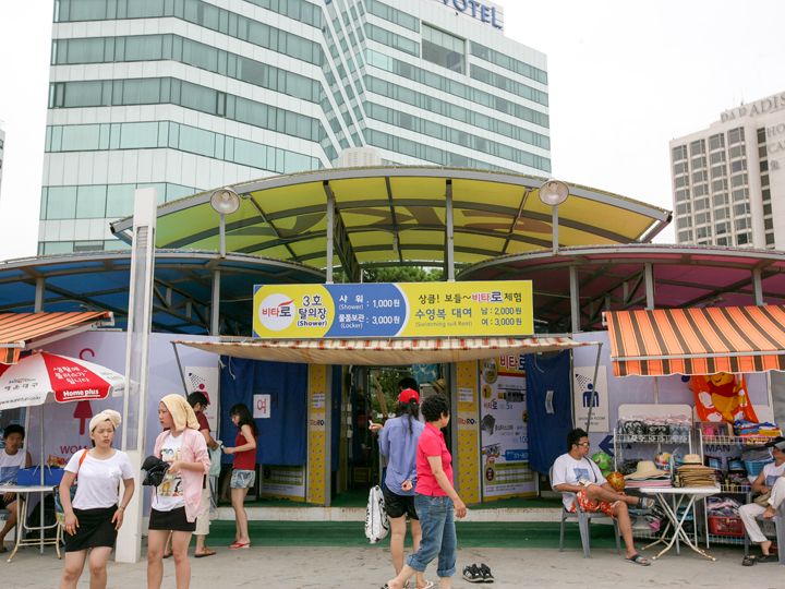 淋浴室与更衣室在同一处。还有泳装租赁和纪念品出售