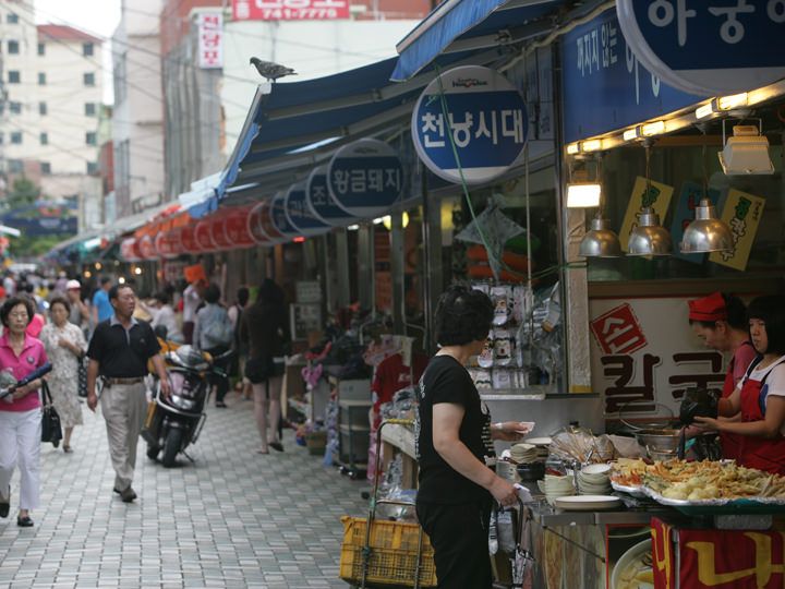 往海云台站方向走,能看到餐厅林立的“海云台市场”