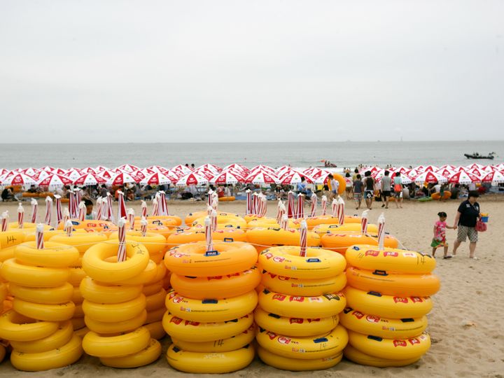 救生圈整齐排列着