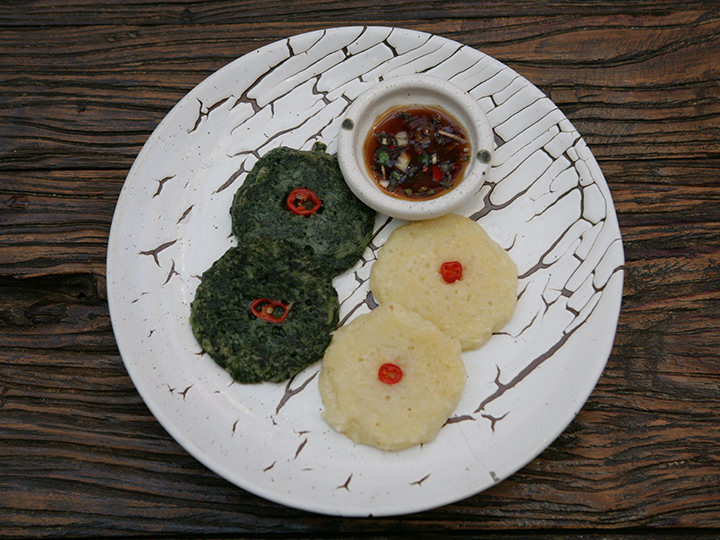 韩式煎饼
一口大小的煎饼,夏天用艾蒿、马铃薯制作,冬天用白菜和萝卜制作